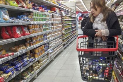 Gurúes de la city renuevan sus pronósticos sobre el dólar, la inflación y el PBI para los próximos meses