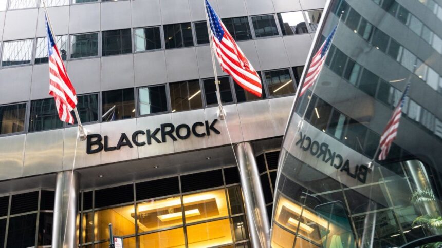 Las acciones de BlackRock se hundieron 7,2% tras limitar rescates en un fondo: crece el temor sobre el crédito en EEUU