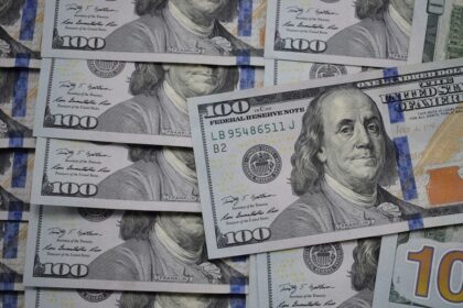 El dólar blue trepó $15, aunque en el acumulado semanal anotó un leve retroceso