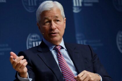 El CEO de J.P. Morgan reavivó la disputa con la industria de criptomonedas y pidió regulación para las stablecoins