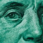 El dólar oficial anotó su segunda suba semanal y tocó un máximo en un mes ante la guerra en Medio Oriente