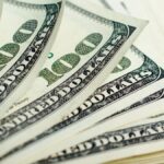 El dólar oficial cayó por tercera jornada consecutiva y amplió la distancia con el techo de la banda