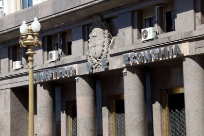 Deuda en dólares: Economía logró colocar otros u$s100 millones con el Bonar 2027