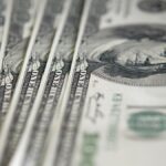 El dólar mayorista cae por debajo de los $1.400 y estira la distancia con el techo de la banda