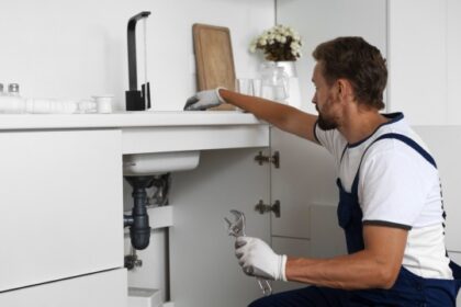 El monto que cobran un albañil, un electricista y un plomero, por su trabajo, en marzo 2026