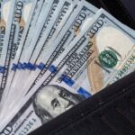 El dólar oficial pega un giro y sube, aunque no logra alcanzar los $1.400