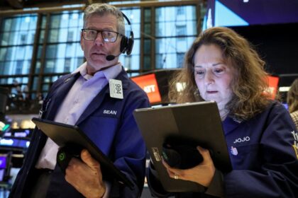 Wall Street cerró en rojo ante incertidumbre sobre desescalada en Irán y preocupación por el crédito privado
