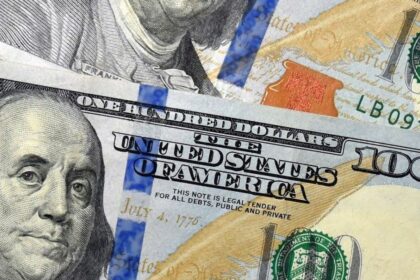 El dólar oficial vuelve a caer y se mantiene en mínimos en más de un mes