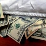 Cuántos dólares tienen los argentinos “debajo del colchón”, según los últimos datos del INDEC