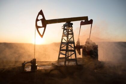 El precio del petróleo ya subió un 55% a un mes del inicio de la guerra en Medio Oriente