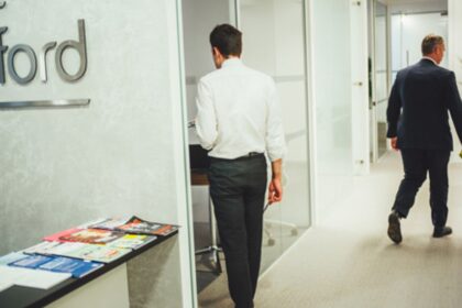 Las acciones de Burford Capital se derrumbaron casi 50% tras resolución favorable para la Argentina