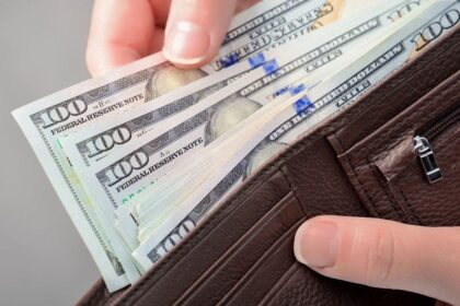 El dólar blue cayó $15 y tocó mínimos de casi un mes