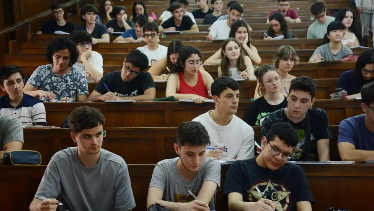 Becas por $2500 millones mensuales: qué estudiantes pueden aplicar y quién tiene prioridad