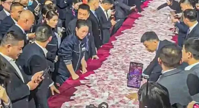 VIDEO | Una empresa china sorprendió al repartir u$s26 millones entre sus empleados en concepto de bonos