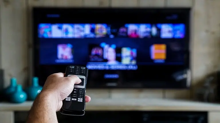 Dejá de tirar plata con el truco legal para ver TV gratis en 2026
