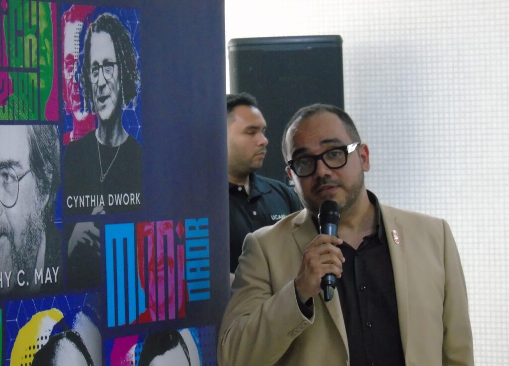 Fotografía de Aníbal Garrido frente al mural.