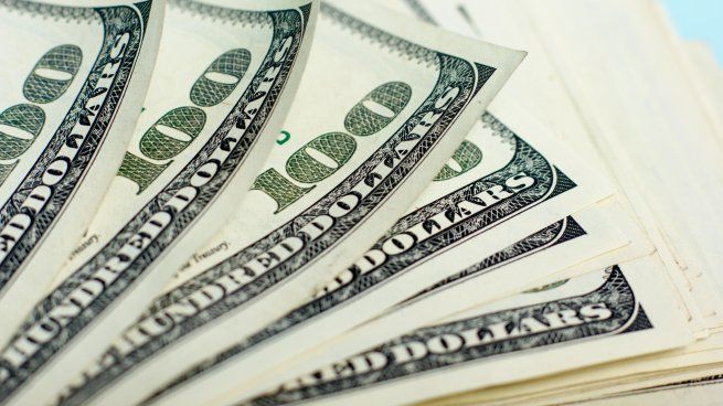 El dólar retrocedió en una nueva jornada de incertidumbre para los mercados.