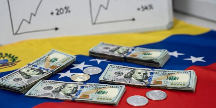 Dólares en una mesa con la bandera de Venezuela, con algunas monedas de USDT, y un pizarrón de gráficas alcistas.