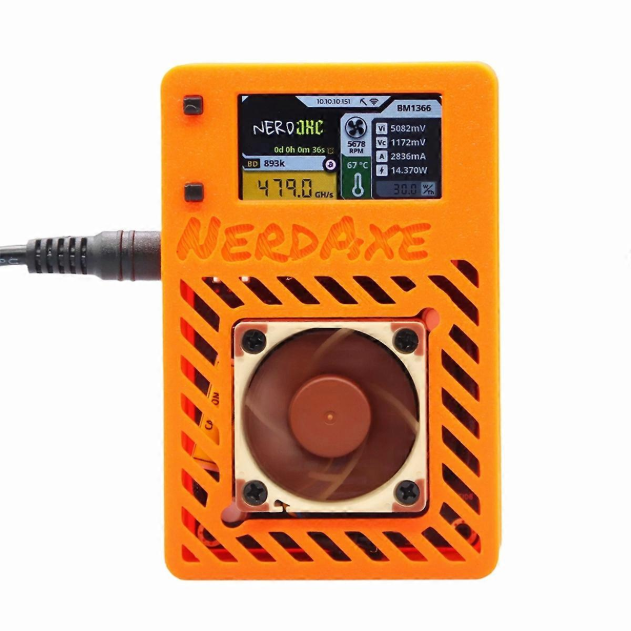  Mini ASIC NerdAxe de color naranja conectado, mostrando un ventilador frontal y una pantalla digital con información de hashrate (479 GH/s), temperatura y consumo eléctrico, diseñado para minería doméstica.