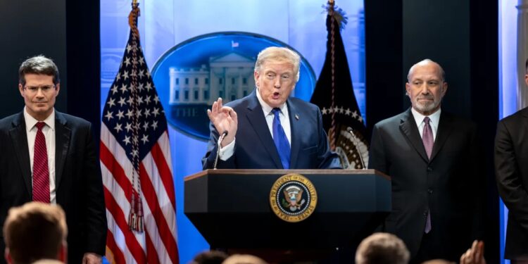 Fotografía del presidente estadounidense Donald Trump en rueda de prensa.