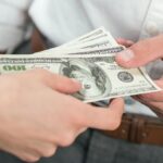 El dólar oficial arranca abril con una leve suba tras perder 5% en el primer trimestre