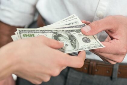 El dólar oficial arranca abril con una leve suba tras perder 5% en el primer trimestre