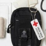 Qué debe contener el botiquín de primeros auxilios en la oficina según la normativa en Argentina