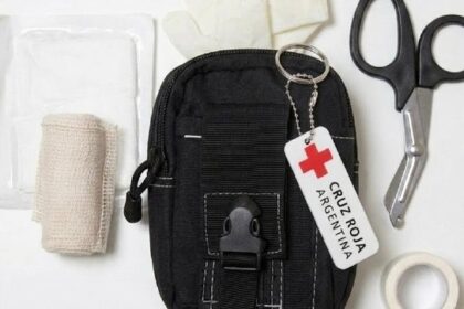 Qué debe contener el botiquín de primeros auxilios en la oficina según la normativa en Argentina
