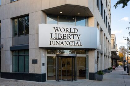 La comunidad explota contra World Liberty Financial y la acusa de “scam” 
