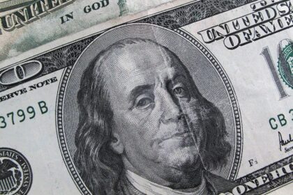 El dólar mayorista cayó por sexta jornada consecutiva y alcanzó mínimos de seis meses