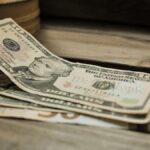 Dólar vuelve a cotizar en baja ante una mayor oferta empuja y amplía la brecha con el techo de la banda