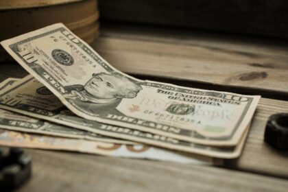 Dólar vuelve a cotizar en baja ante una mayor oferta empuja y amplía la brecha con el techo de la banda