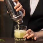 Entre tragos y propinas, ¿cuánta plata gana por mes un bartender en Argentina?