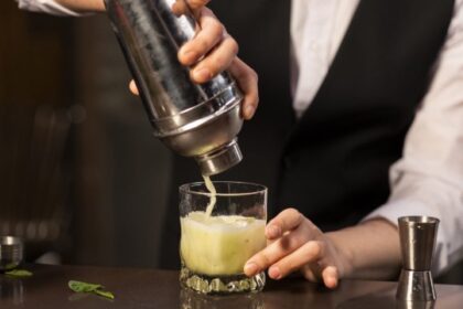 Entre tragos y propinas, ¿cuánta plata gana por mes un bartender en Argentina?