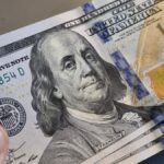 El dólar oficial registró su segunda suba en cinco días, pero no logró evitar otro retroceso semanal