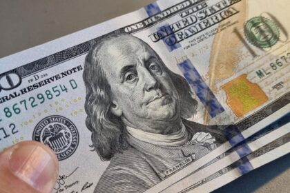 El dólar oficial registró su segunda suba en cinco días, pero no logró evitar otro retroceso semanal