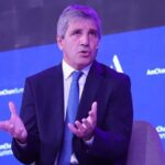 Deuda y la estrategia de Luis Caputo: la mayor exposición a organismos puede sumar hasta 200 puntos al riesgo país