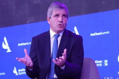 Deuda y la estrategia de Luis Caputo: la mayor exposición a organismos puede sumar hasta 200 puntos al riesgo país