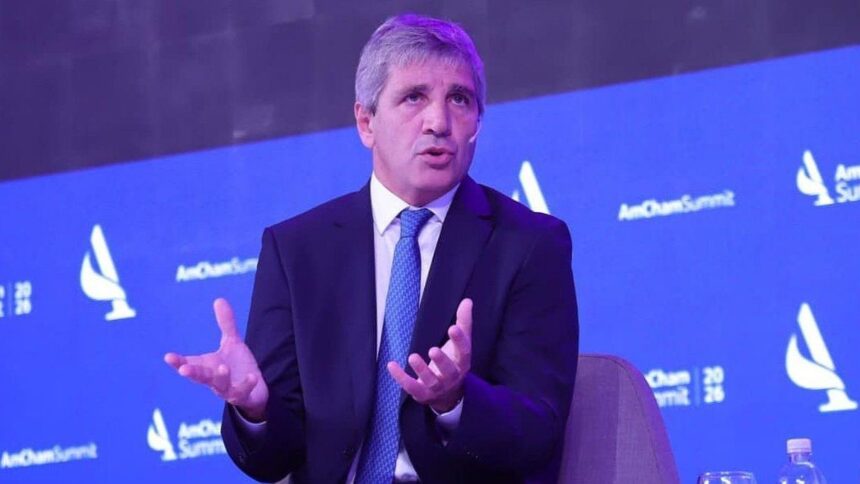 Deuda y la estrategia de Luis Caputo: la mayor exposición a organismos puede sumar hasta 200 puntos al riesgo país