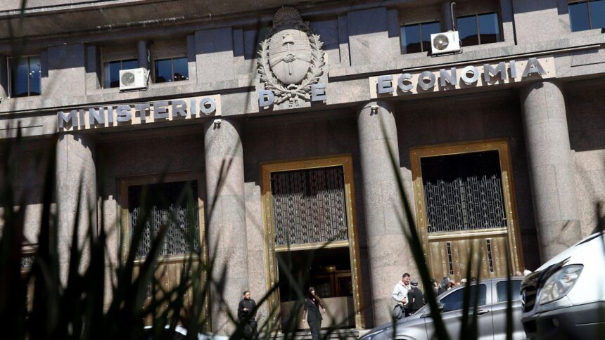 Deuda: Economía busca renovar $7,9 billones, estirar plazos hasta 2029 y conseguir más dólares por el Bonar