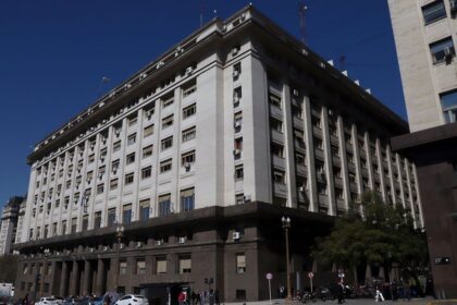 Deuda: con vencimientos por casi $8 billones, Economía apuesta a estirar plazos y captar más dólares