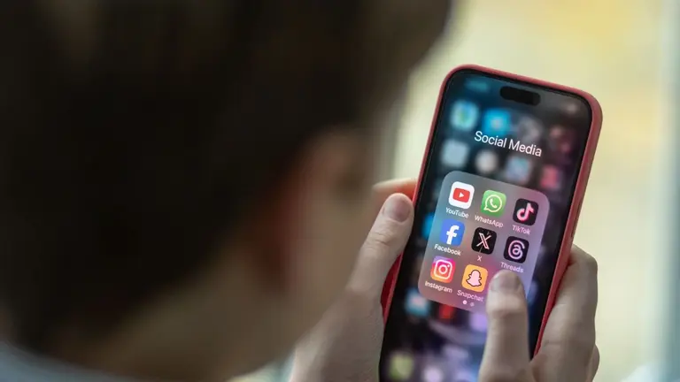 Australia apunta contra los gigantes tech: juicio inminente por el acceso de menores a las redes