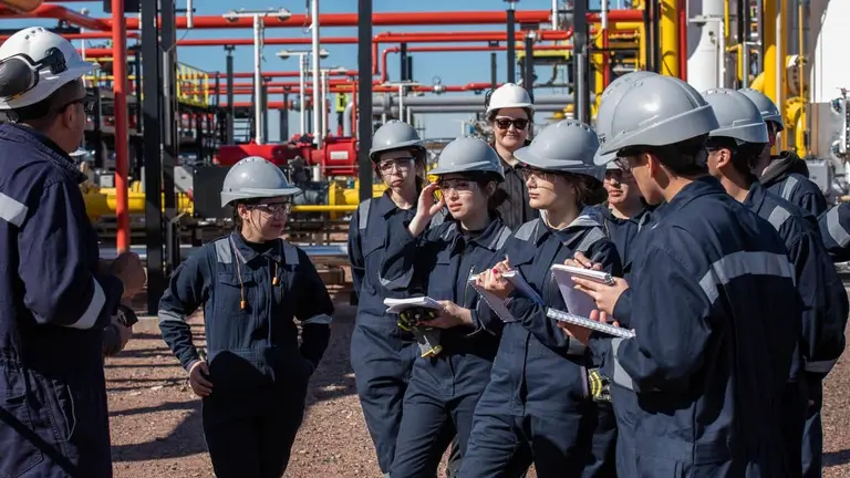 Cómo capacitarse y trabajar en Vaca Muerta: cursos y vacantes disponibles