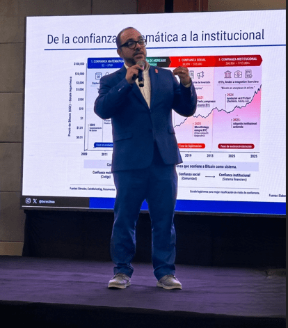 AniBal Garrido, especialista venezolano en bitcoin y activos digitales durante la Cumbre Crypto Global de Margarita, al oriente de Venezuela.