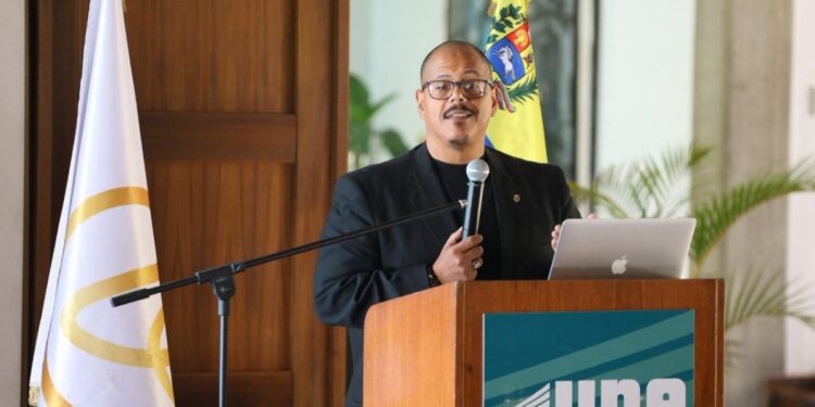 Fotografía del economista y profesor universitario, Aarón Olmos.
