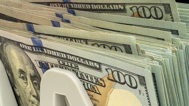 El dólar oficial volvió a caer este viernes.