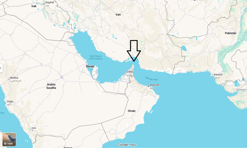 Mapa de Oriente Medio con una flecha señalando el Estrecho de Ormuz.