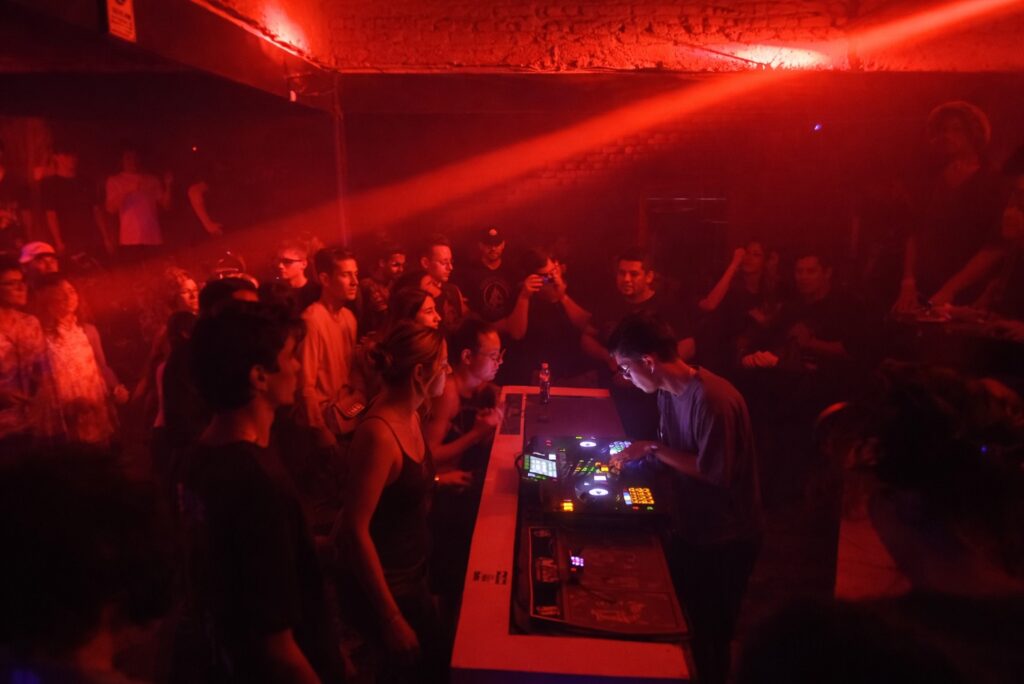 Fotografía del DJ Nefloor tocando en el evento Techno Veneko en Caracas.