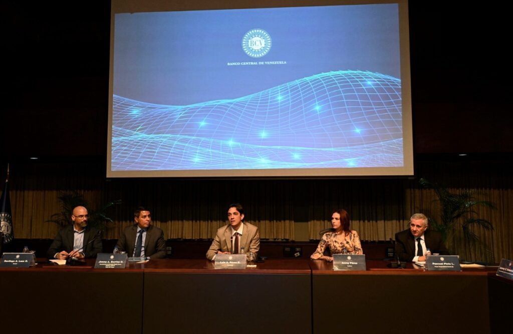 Fotografía del presidente del BCV, Luis Pérez, y su equipo.