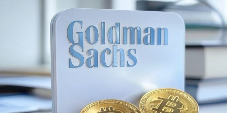 Logotipo de Goldman Sachs acompañado de varias monedas doradas físicas de bitcoin.